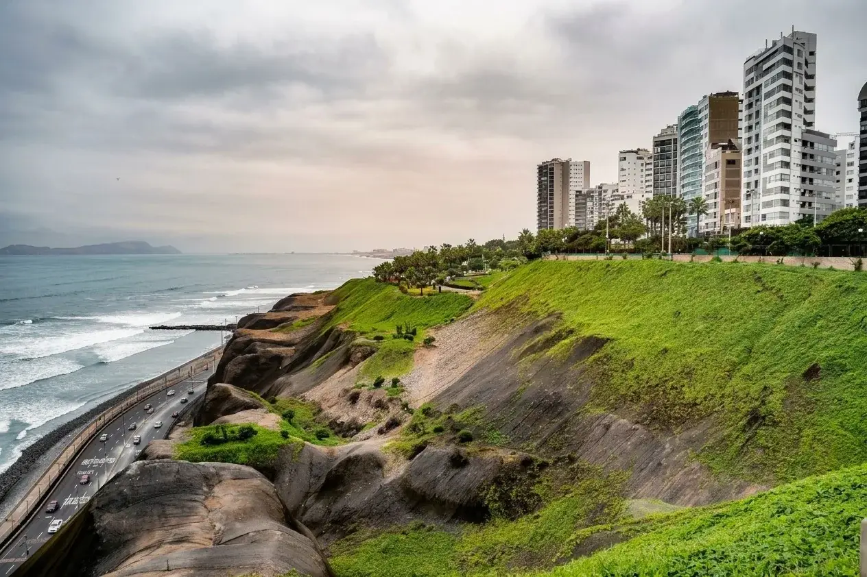Acantilados de la Costa Verde en Lima, con edificios frente al mar