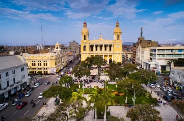 Vista aérea de la Plaza de Armas y la Catedral de Chiclayo al atardecer