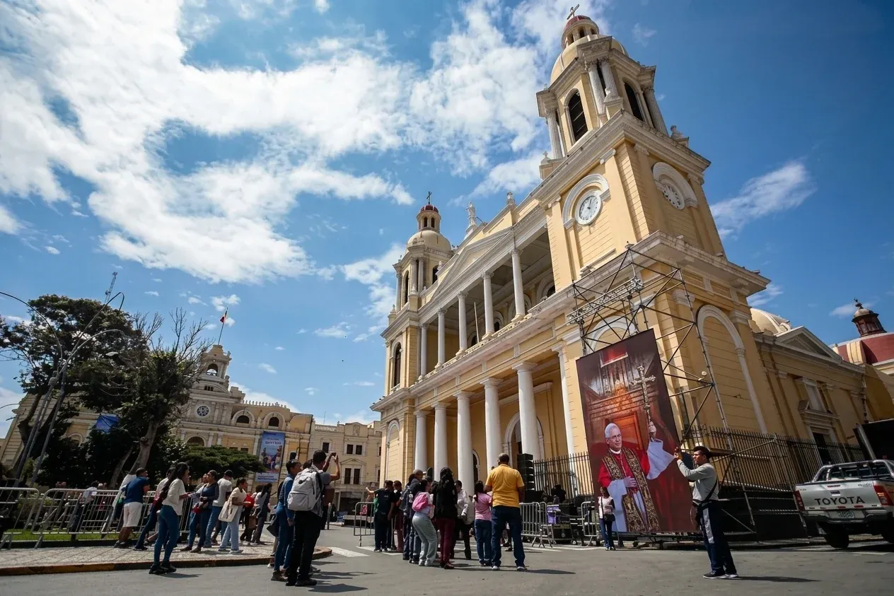 Catedral de Chiclayo frente a la Plaza de Armas, con visitantes y cielo despejado