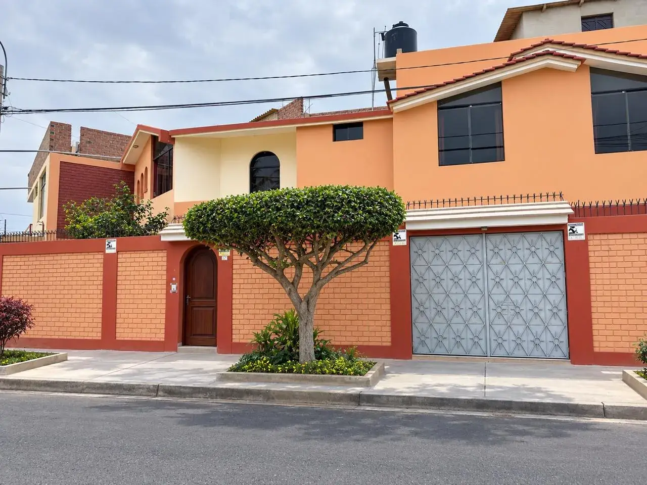 Fachada de la casa en esquina